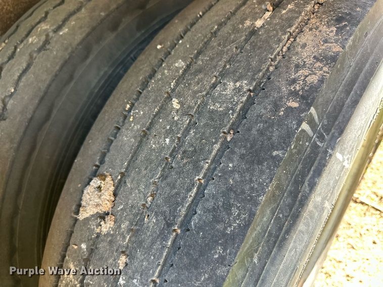 image for item EQ4692 1999 Wilson ISAL-303 livestock trailer