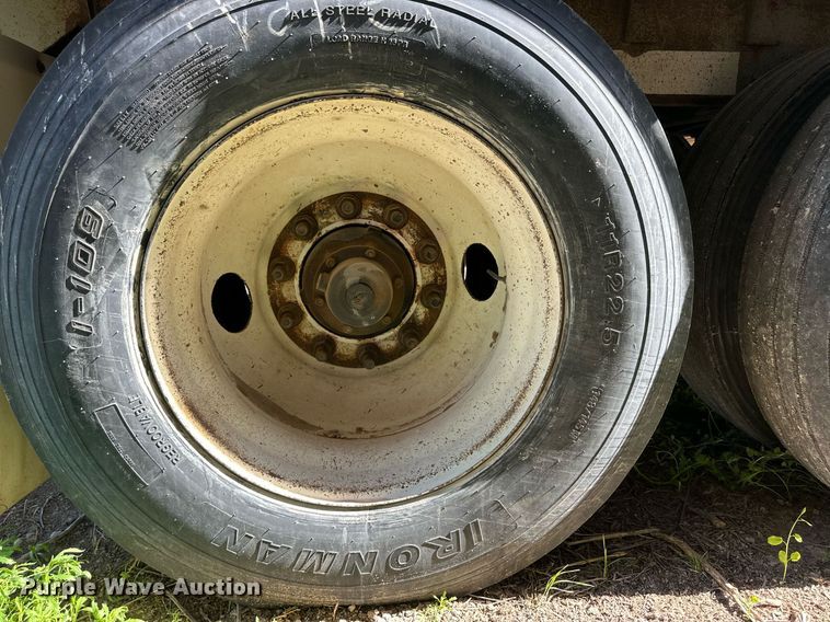 image for item EQ4692 1999 Wilson ISAL-303 livestock trailer