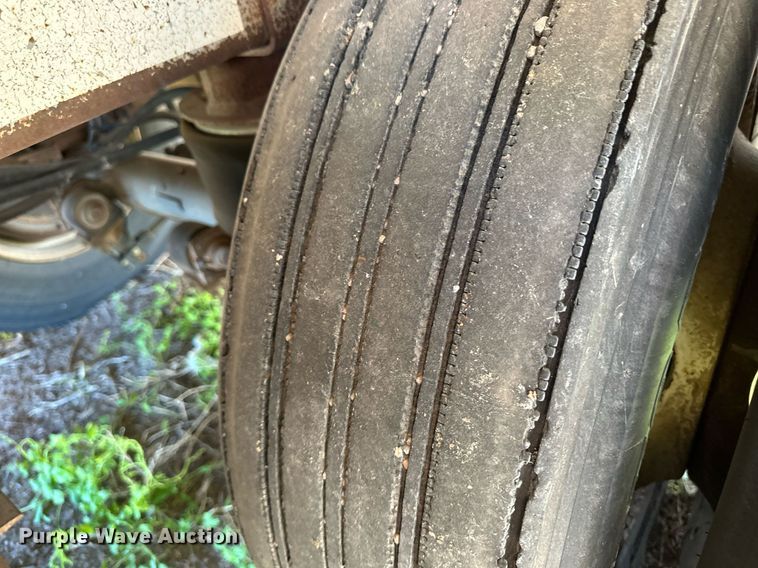 image for item EQ4692 1999 Wilson ISAL-303 livestock trailer