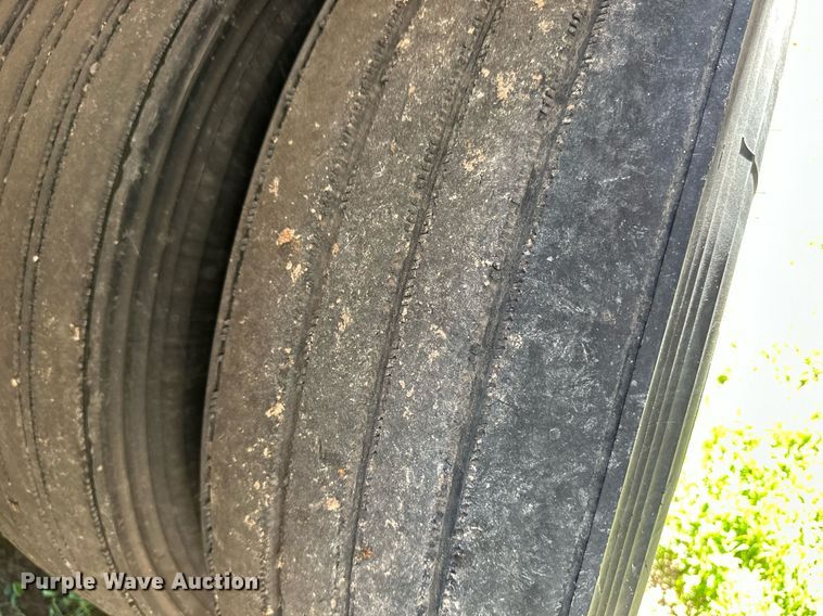 image for item EQ4692 1999 Wilson ISAL-303 livestock trailer