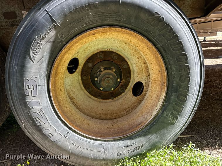 image for item EQ4692 1999 Wilson ISAL-303 livestock trailer