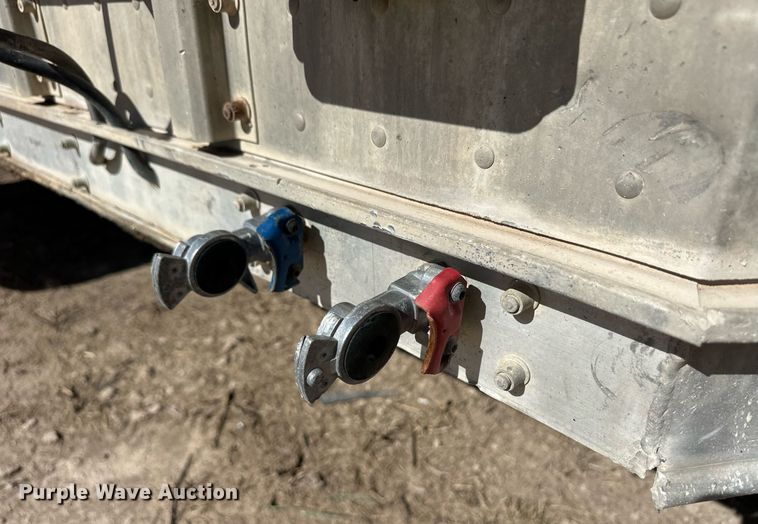 image for item EQ4693 2006 Barrett livestock trailer