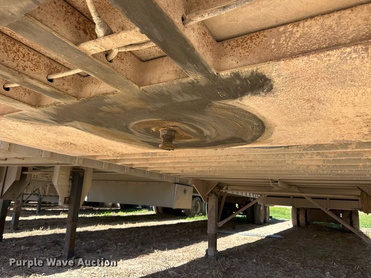 image for item EQ4693 2006 Barrett livestock trailer