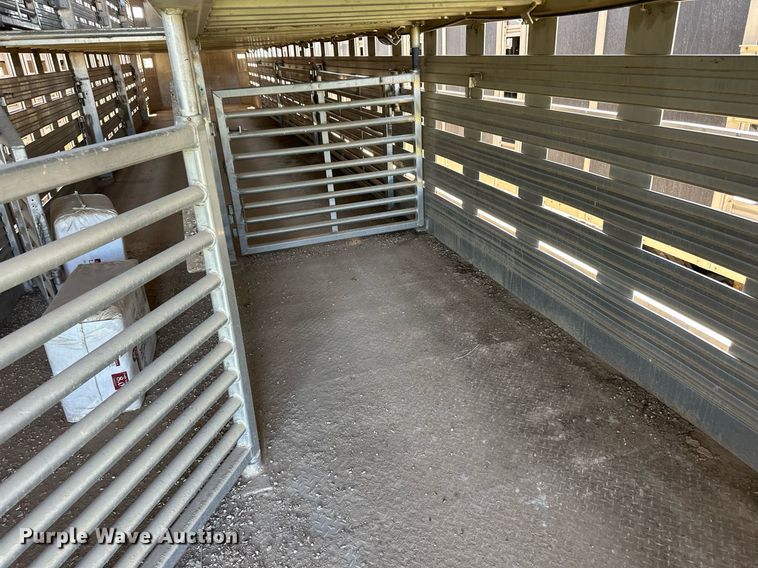 image for item EQ4693 2006 Barrett livestock trailer