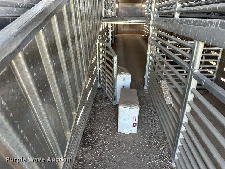 image for item EQ4693 2006 Barrett livestock trailer