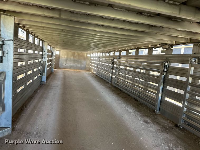 image for item EQ4693 2006 Barrett livestock trailer