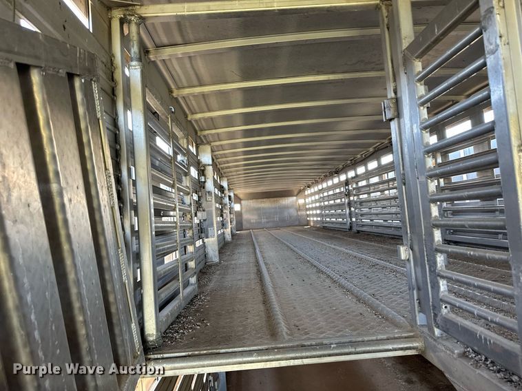 image for item EQ4693 2006 Barrett livestock trailer