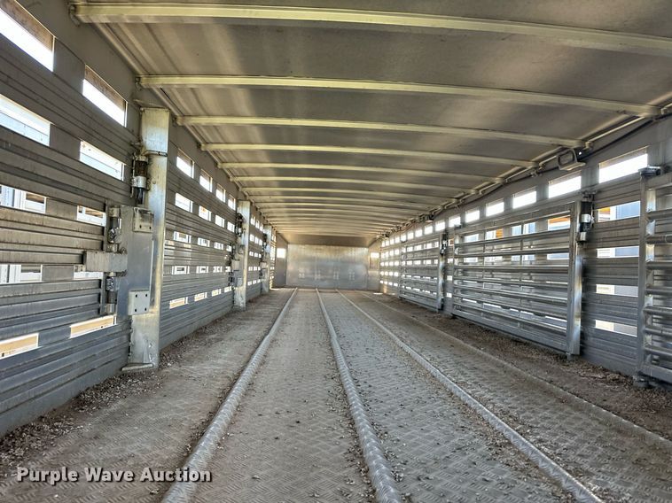 image for item EQ4693 2006 Barrett livestock trailer