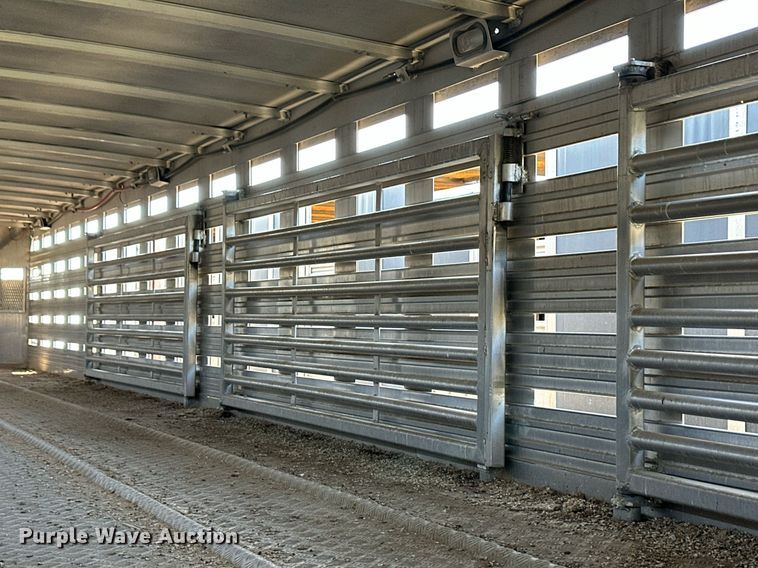 image for item EQ4693 2006 Barrett livestock trailer