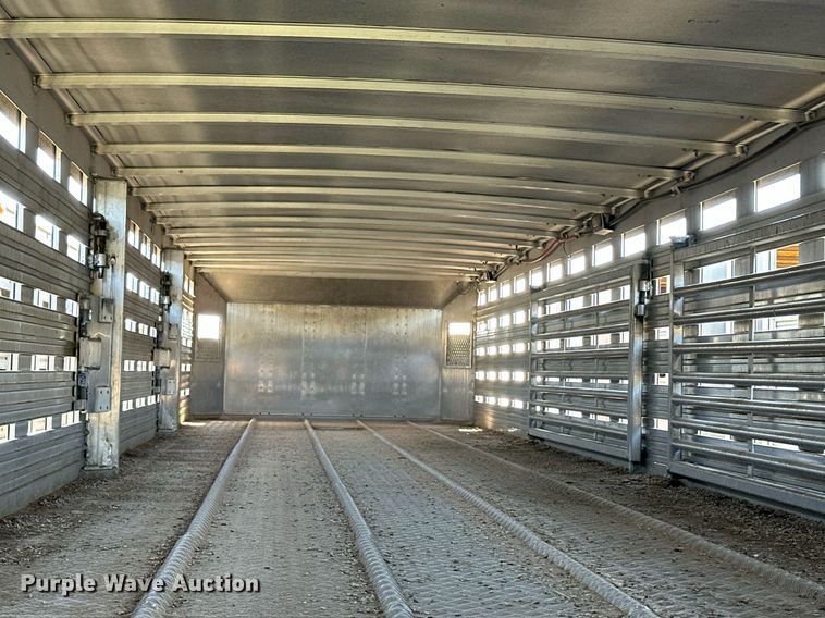 image for item EQ4693 2006 Barrett livestock trailer