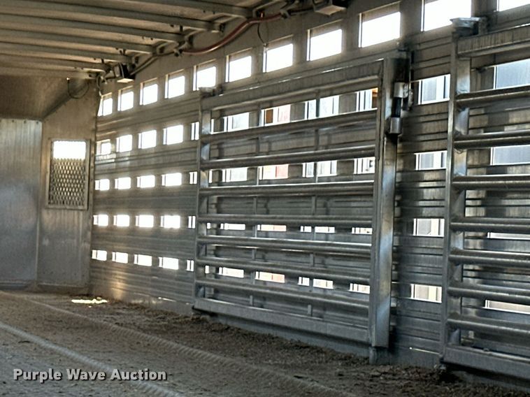 image for item EQ4693 2006 Barrett livestock trailer