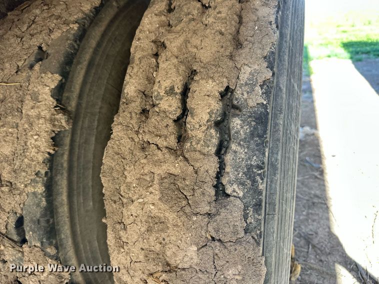 image for item EQ4693 2006 Barrett livestock trailer