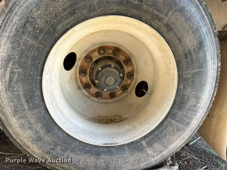 image for item EQ4693 2006 Barrett livestock trailer