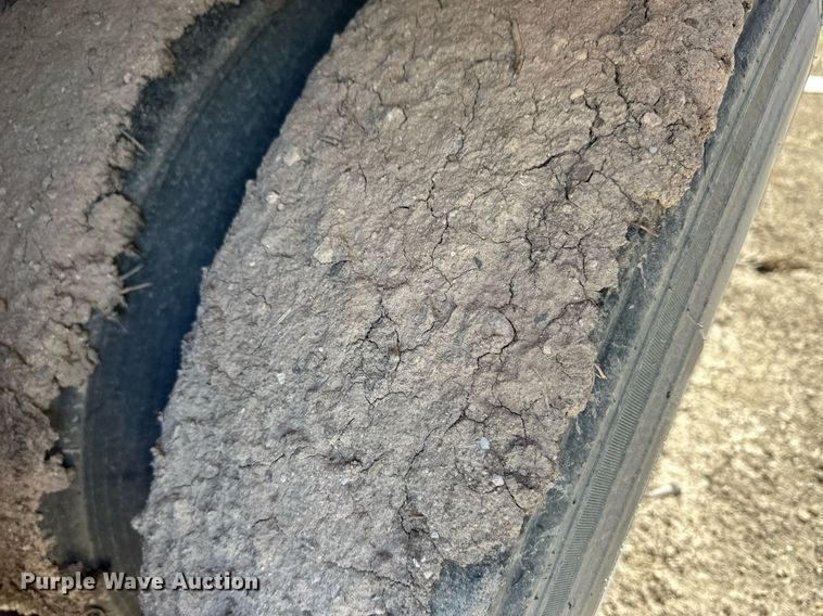 image for item EQ4693 2006 Barrett livestock trailer