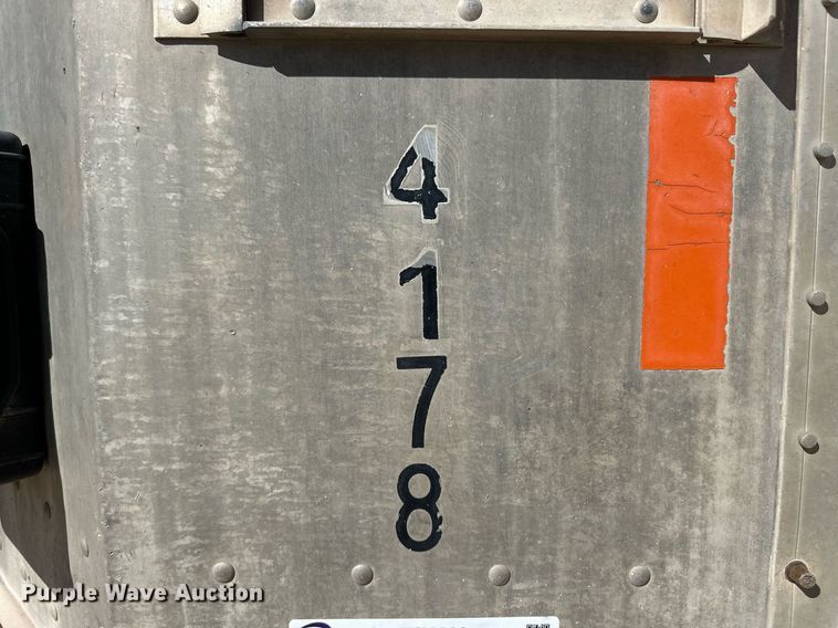 image for item EQ4693 2006 Barrett livestock trailer