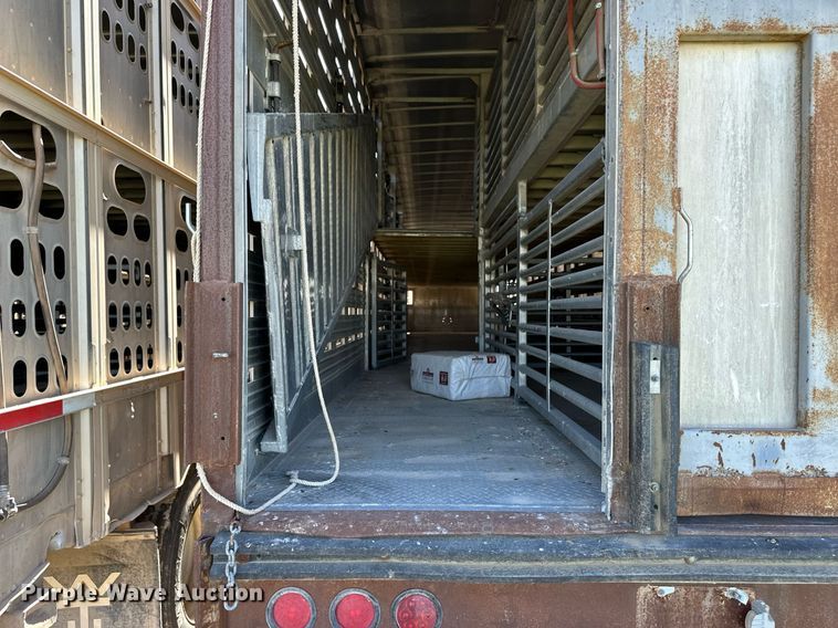 image for item EQ4694 2007 Barrett livestock trailer