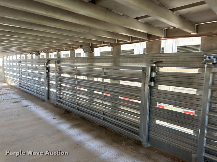 image for item EQ4694 2007 Barrett livestock trailer