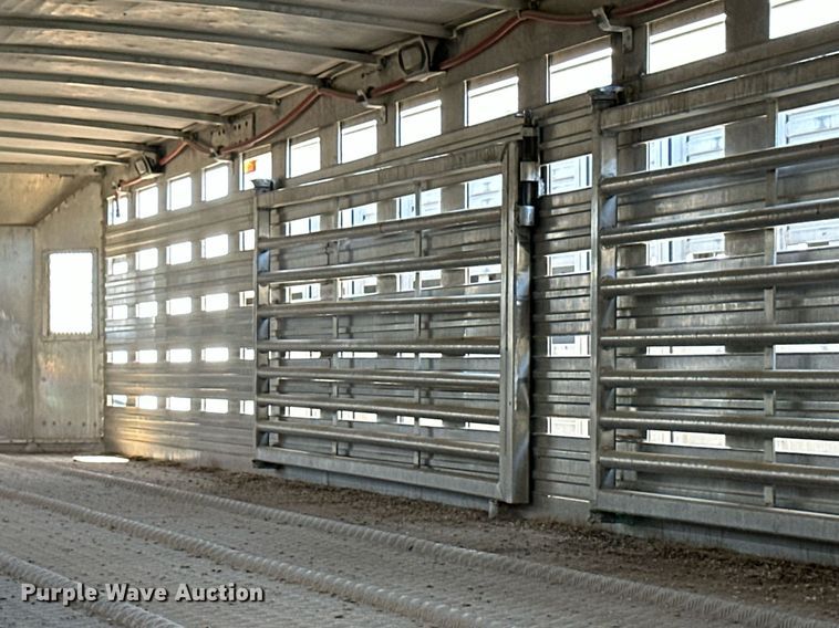 image for item EQ4694 2007 Barrett livestock trailer