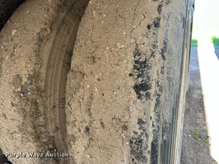 image for item EQ4694 2007 Barrett livestock trailer