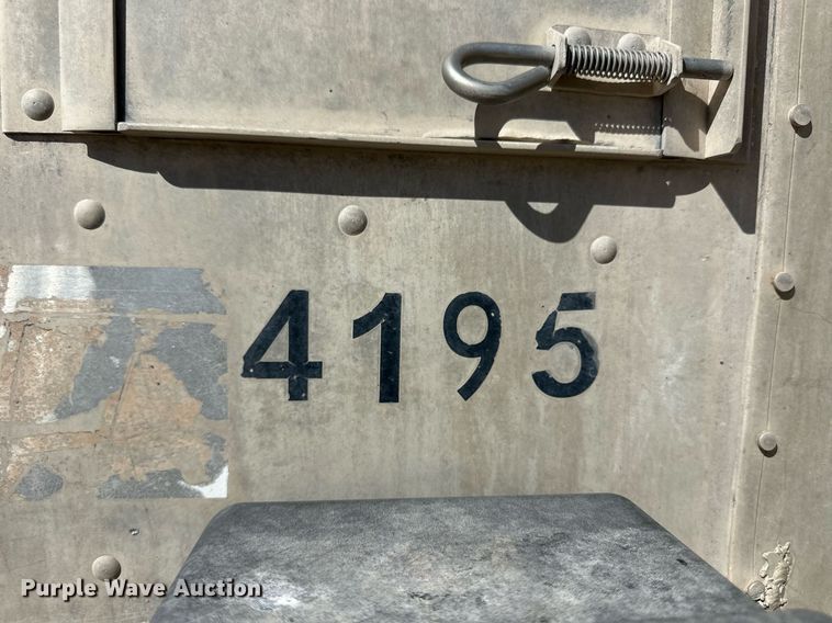 image for item EQ4694 2007 Barrett livestock trailer