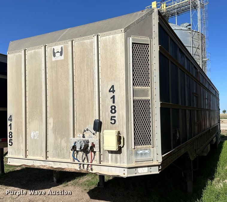 image for item EQ4698 2007 Barrett livestock trailer