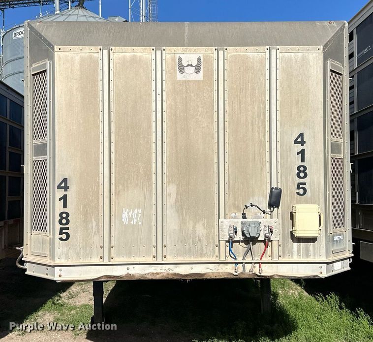 image for item EQ4698 2007 Barrett livestock trailer