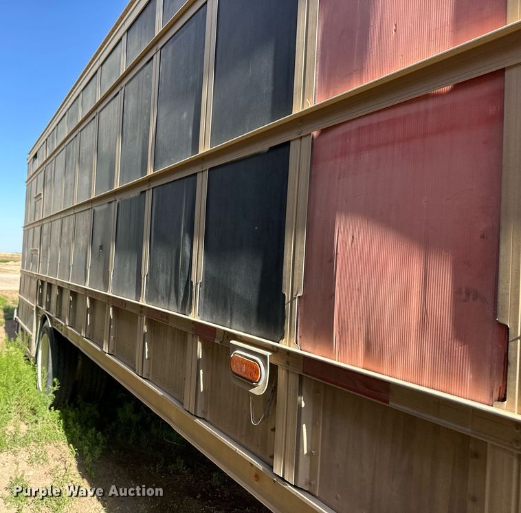 image for item EQ4698 2007 Barrett livestock trailer