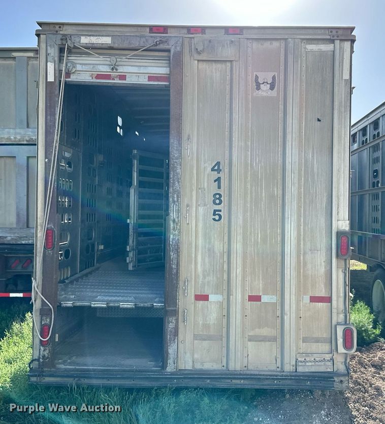 image for item EQ4698 2007 Barrett livestock trailer