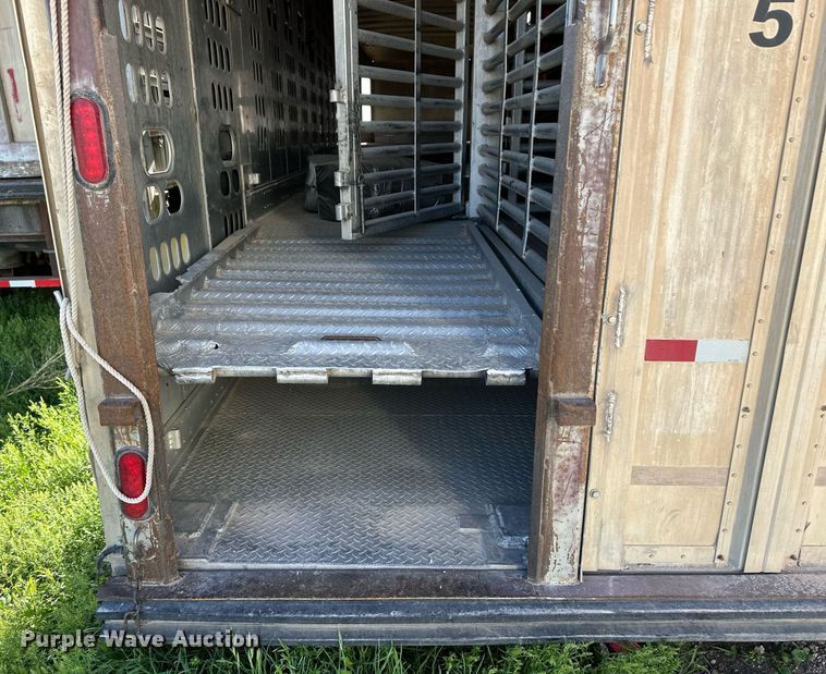 image for item EQ4698 2007 Barrett livestock trailer