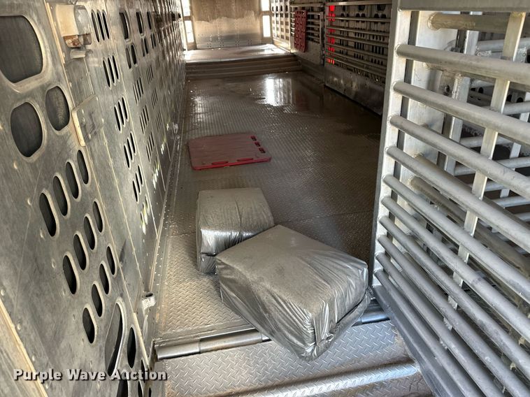 image for item EQ4698 2007 Barrett livestock trailer