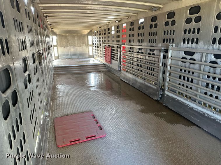 image for item EQ4698 2007 Barrett livestock trailer