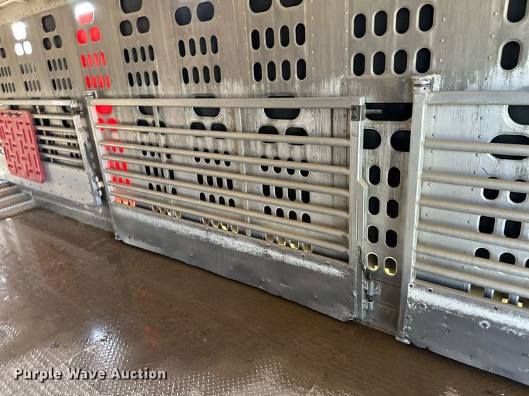 image for item EQ4698 2007 Barrett livestock trailer