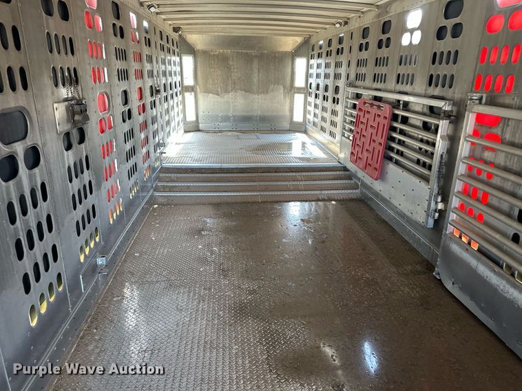 image for item EQ4698 2007 Barrett livestock trailer