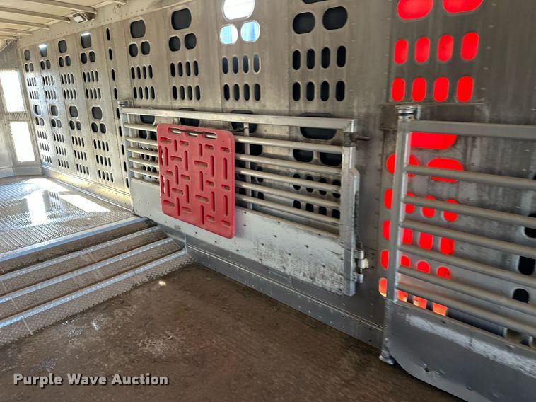 image for item EQ4698 2007 Barrett livestock trailer