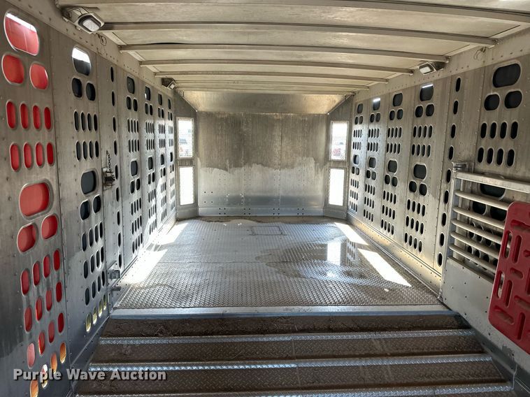 image for item EQ4698 2007 Barrett livestock trailer