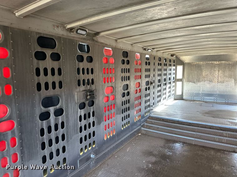 image for item EQ4698 2007 Barrett livestock trailer
