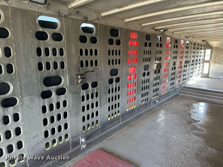 image for item EQ4698 2007 Barrett livestock trailer