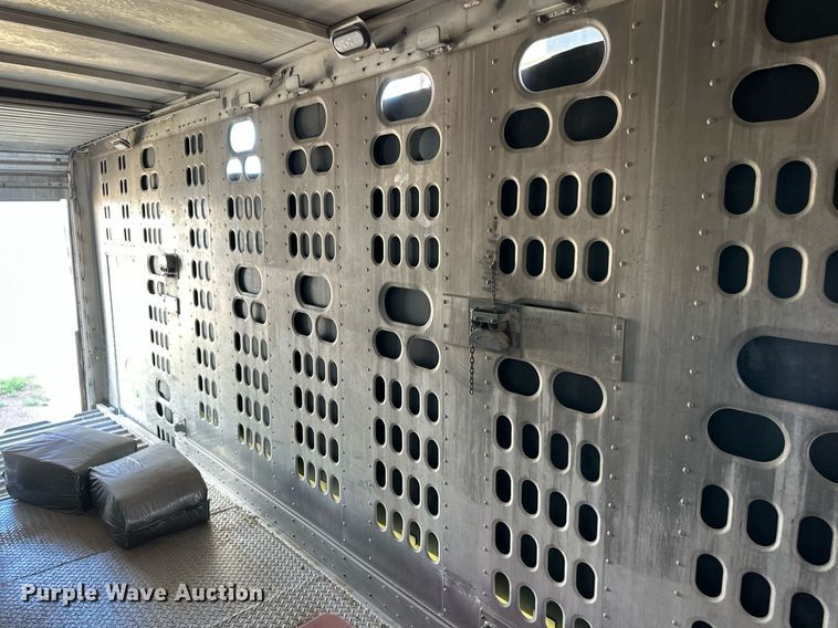 image for item EQ4698 2007 Barrett livestock trailer