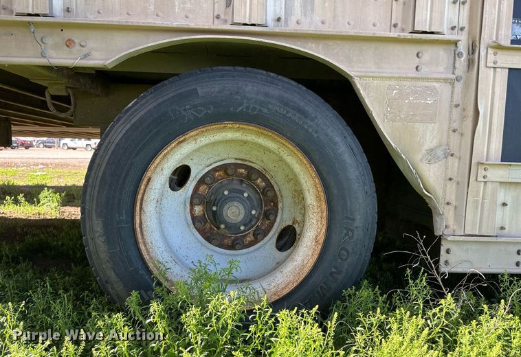 image for item EQ4698 2007 Barrett livestock trailer