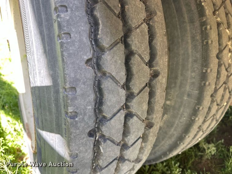 image for item EQ4698 2007 Barrett livestock trailer