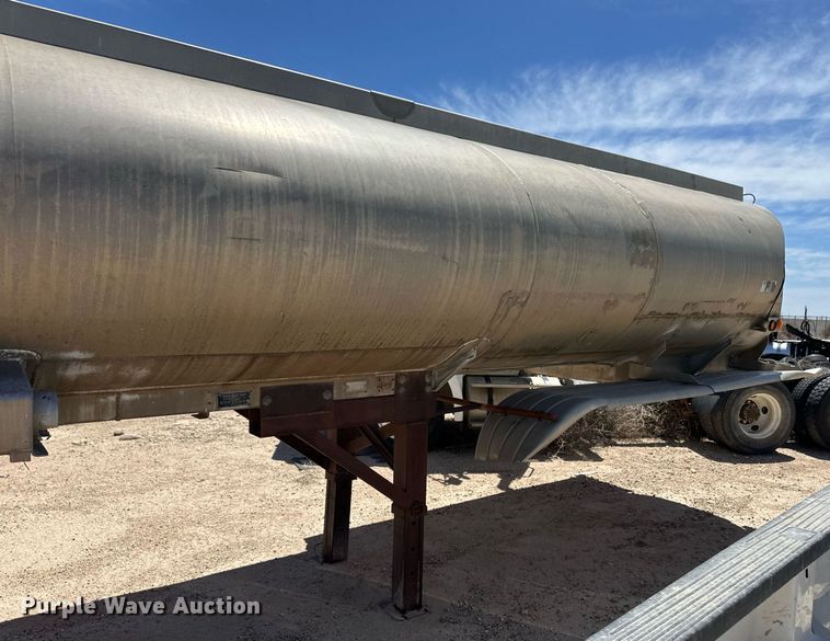 image for item EQ4702 1963 Fruehauf F2 tank trailer