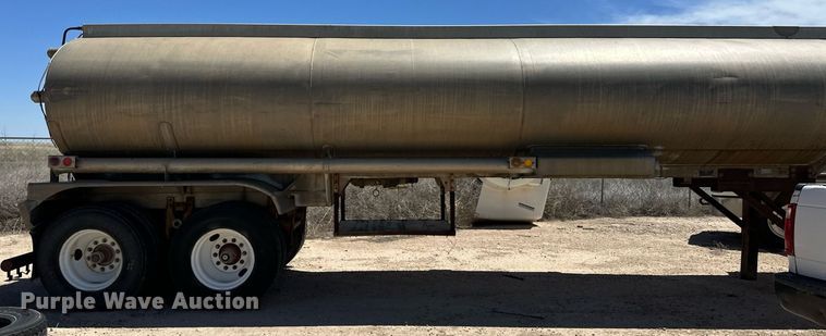 image for item EQ4702 1963 Fruehauf F2 tank trailer