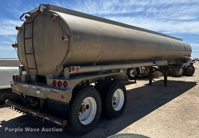 image for item EQ4702 1963 Fruehauf F2 tank trailer