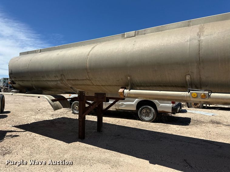 image for item EQ4702 1963 Fruehauf F2 tank trailer