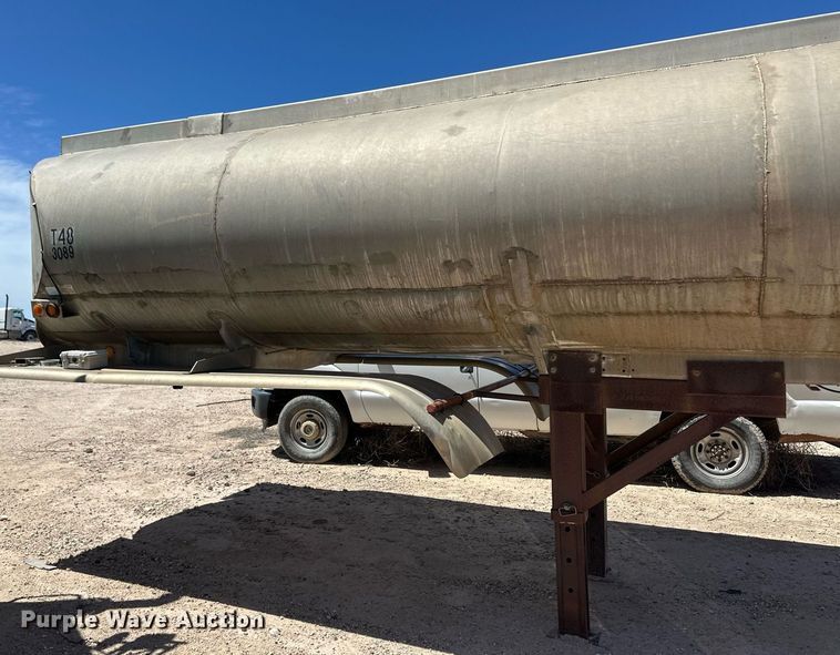 image for item EQ4702 1963 Fruehauf F2 tank trailer