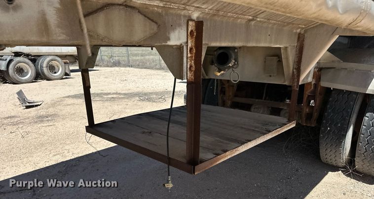 image for item EQ4702 1963 Fruehauf F2 tank trailer