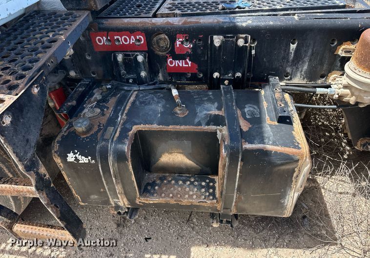 image for item EQ4703 2004 Ottowa 30 yard truck