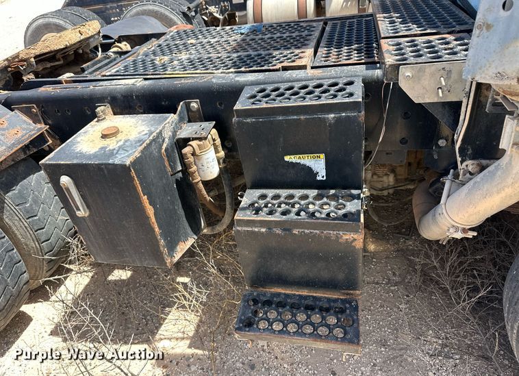 image for item EQ4703 2004 Ottowa 30 yard truck