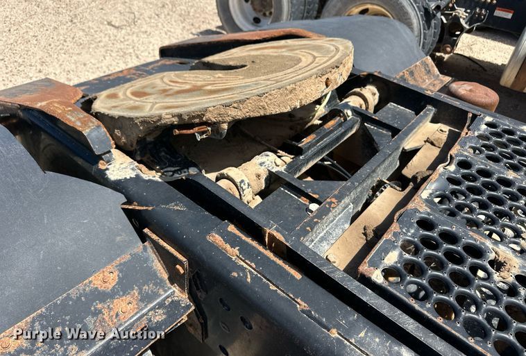 image for item EQ4703 2004 Ottowa 30 yard truck