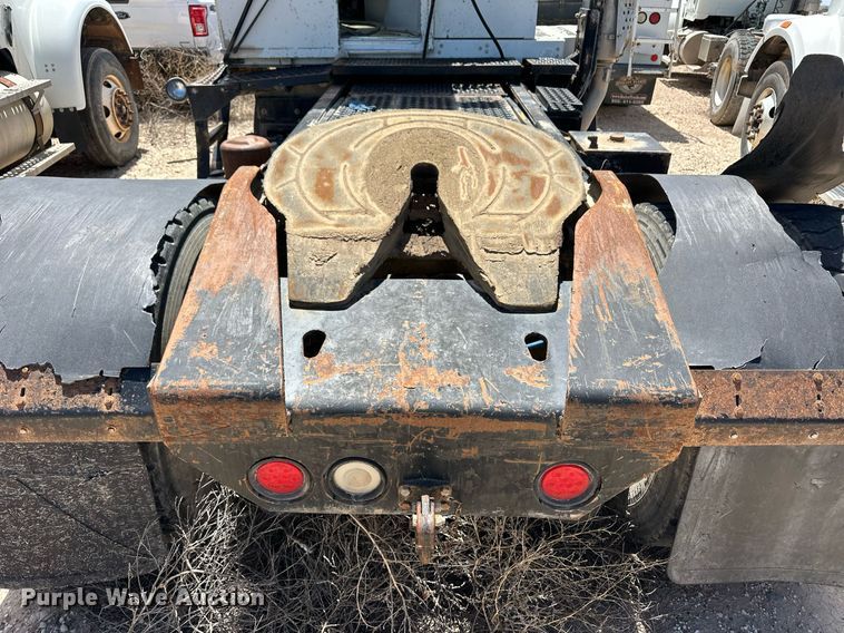 image for item EQ4703 2004 Ottowa 30 yard truck